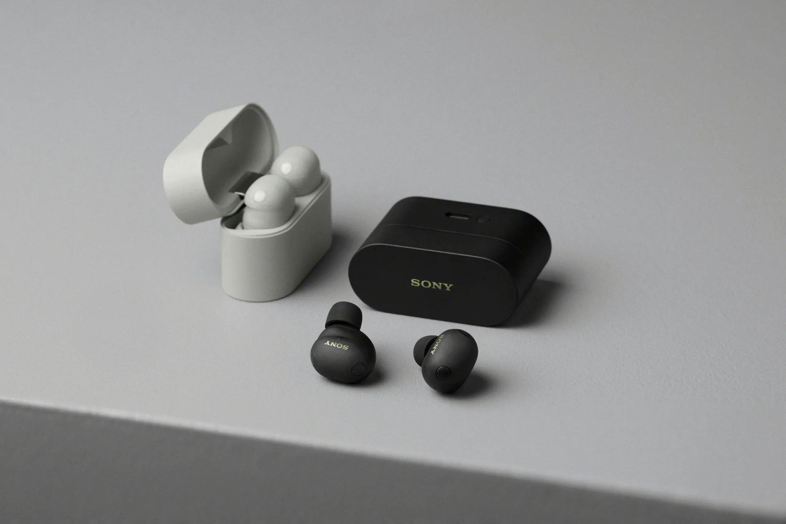 Headphone Sony WF-1000XM6 dan Case Material Premium